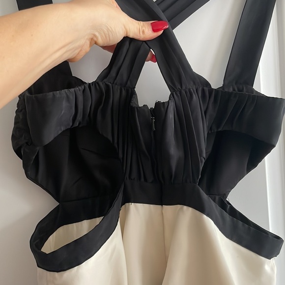 Beautiful black and white bebe dress - Picture 3 of 4